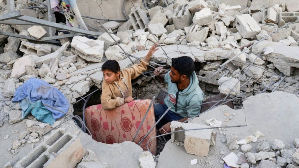 Palestinians inspect the site of an Israeli strike on a house, in Khan Younis in the southern Gaza Strip April 22, 2025. (REUTERS/Hatem Khaled)